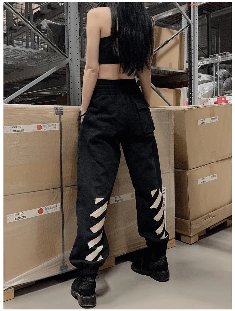 ♻️💯Refer to the model picture for the upper body❤️ The top tested version for spring and autumn OFF WHITE OW patch bronzing tape arrow sweatpants for men and women, the same style pure cotton loose trousers for men and women OW men's and women's loose leg-fitting sports casual pants, with anti-counterfeiting technology on the back, the real over-the-top version OW yellow glue, obvious signature, unique high street style! The stylized design is printed on a classic frame, and a layer of foundation-colored colloid with a graffiti effect is superimposed on the printing. It is visually very consistent with the theme, as if a layer of tape has been pasted, and the design is brilliant! Heavy, tougher and retro, the main elements are heavily engineered, the micro-profile version is suitable for both men and women, surrounded by more street-style inkjet elements, and the inkjet style of street graffiti is everywhere. The printing is done on a Japanese-owned Mimaki printing machine, with no edges or burrs. Inkjet heat transfer is hot-pressed and cold-teared, and the high temperature is 180 degrees. The front piece needs to be pressed twice (the second time requires 180kg of air pressure). The transparent fabric pattern is anti-scratch and ironing, and the printing does not fog up. The semi-transparent tape in the front circle can reveal the covered part of the printing below. The color of the golden printing on the tape is not a flat color, and the colors of the tape printing are different in depth. The wash label is also customized according to the original font from the company. The accessories still use the full line of correct accessories. The rectangular woven collar label design has canceled the previous three-dimensional silicone feel font and changed it to a fully woven collar label. You can see fluorescent fonts on the collar label. The five-link silicone hang tag, the three-link washable label and the zebra crossing packaging line are still the same. Size chart Hips 56, recommended 120-150 catties M pants length 104 waist 80 hips 58 recommended 150-170 catties L pants length 106 waist 82 hips 60 recommended 170-190 catties (the waist is elastic and can be enlarged) Color: Black White P: 360